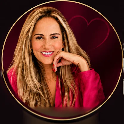 Foto de Bruna Porto Lima sorrindo dentro de uma moldura circular dourada